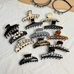 유시 소량 주문 맞춤 제작 창의적 디자인 아세테이트 헤어 클로 진주 헤어 클로 개인 맞춤형 헤어 액세서리 - Product Image 3