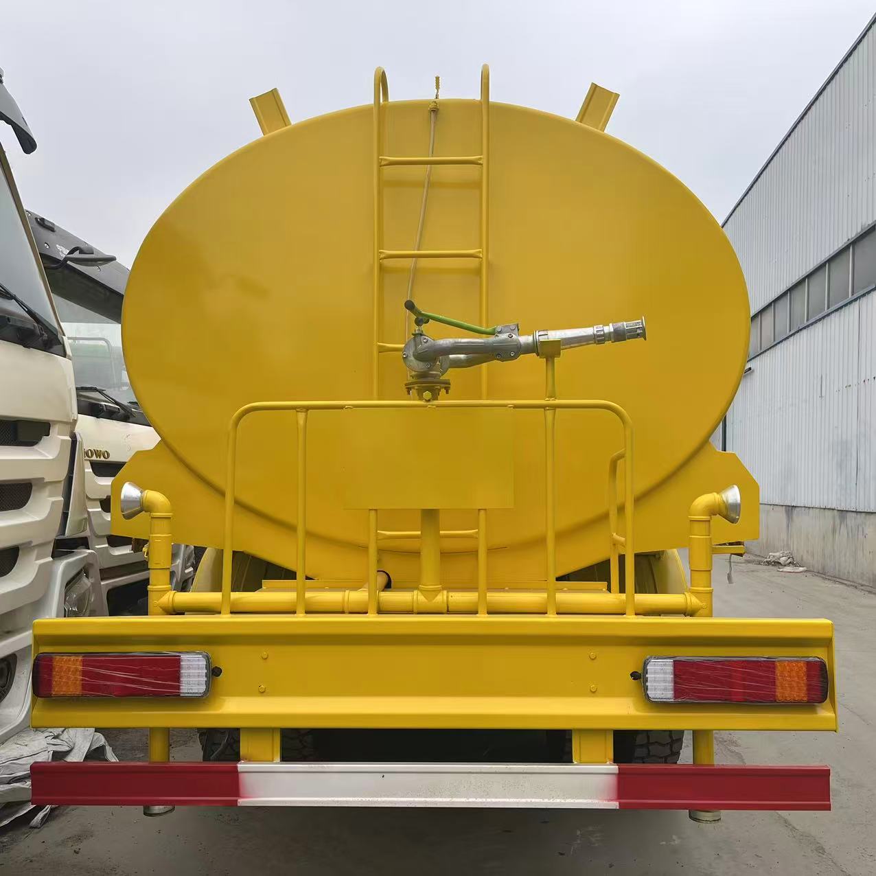 Heavy Duty Water Tanker Truck 6x4 Sinotruck Howo Water Sprinkler Bowser Tank Truck for Sale
