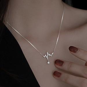 Collana con Ciondolo a Cuore per Donne, Catena Minimalista per Clavicola, Gioielli alla Moda - Product Image 1