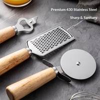 Ensemble d'ustensiles de cuisine en acier inoxydable 430 avec manche en bois massif : Éplucheur, Rouleau à pâtisserie, Ouvre-bouteille, Passoire, Coupe-pizza, Couteau à fromage