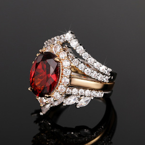 Set di Tre Anelli Impilabili con Corona Gotica e Gemma Rossa per Donne, Gioielli di Moda Principesca - Product Image 5