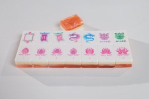 Ensemble de Mahjong de style américain en acrylique rose, moderne, luxueux, pliable, écologique, durable, 160 tuiles pour quatre joueurs, personnalisable - Product Image 4