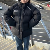 Manteau d'hiver au design élégant, coupe-vent et imperméable. Veste matelassée personnalisée, veste bomber en duvet avec capuche amovible.