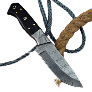 Couteau de chasse, de bushcraft et de camping à lame fixe, entièrement forgé à la main à Damas, en acier à haute teneur en carbone, ultra-affûté - Product Image 1