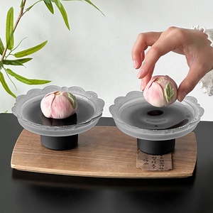 أطباق زجاجية أنيقة بتصميم عتيق مزخرف بالزهور باللون الأسود المصقول لحفلات الزفاف، صحون تقديم عالية القاعدة للكيك والفواكه - Product Image 4