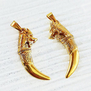 Pingente de Aço Inoxidável Banhado a Ouro 18k com Formato de Ponta de Lança, Crucifixo, Joia Masculina com Imagem de Jesus, Pingente de Nossa Senhora de Guadalupe e Pingente de Dente de Lobo - Product Image 1