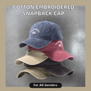 Gorra Snapback Deportiva Personalizada con Bordado 3D Dorado, Ajustable, de 6 Paneles, Sin Estructura, 100% Algodón, con Visera Plana, de Secado Rápido y Letras - Product Image 3