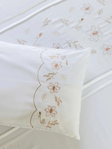 Parures de lit en coton brodées de jolies fleurs de lys, lavables en machine, pour la maison, l'hôtel et les mariages (vente en gros) - Product Image 3
