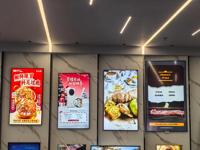 Écran numérique d'intérieur de 100 pouces, profondeur 35 mm, affichage numérique mural plat, signalisation numérique, affichage publicitaire LCD avec CMS gratuit