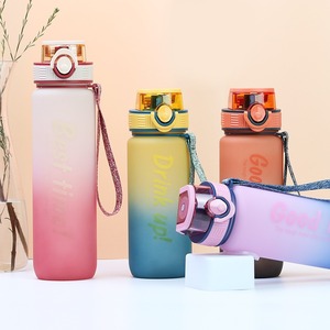 Borraccia in Plastica con Colore Sfumato: Bottiglia Portatile di Grande Capacità per Sport all'Aperto e Fitness - Product Image 5