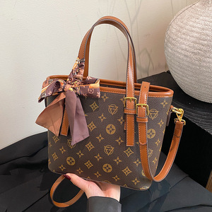 Sacs seau de marque de créateur en gros, en PU avec doublure en polyester, dotés de bretelles et de poignées - Product Image 3