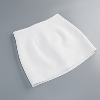 Ensemble deux pièces blanc sculptant la taille, couleur unie, col montant, manches longues, blazer asymétrique et mini-jupe moulante