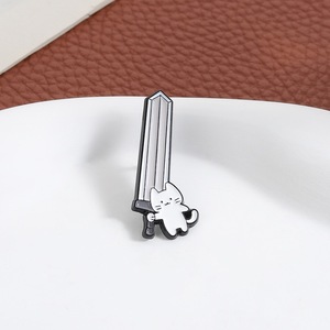 Broches en émail amusantes de dessin animé pour épée surdimensionnée, mini-broches de guerrier mignonnes, badges de mode pour sacs et revers, bijoux cadeaux pour fans d'anime - Product Image 4