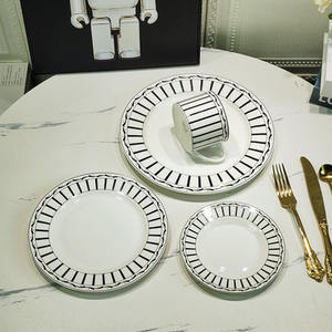 Vente en gros de vaisselle en porcelaine noire de luxe européenne, ensemble de 4 assiettes et tasses - Product Image 2