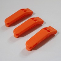 Vente en gros d'accessoires de survie en plein air sifflet d'urgence en plastique avec boucle de corde pour la randonnée et l'escalade pour les sports de plein air