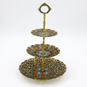Elegante Soporte de Servir de Latón de 3 Niveles, Bandeja Decorativa para Frutas, Pasteles y Postres con Diseño Floral Hecho a Mano para el Hogar, Cocina y Bodas - Product Image 1