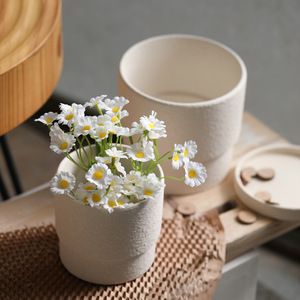 <span class=keywords><strong>Pot</strong></span> <span class=keywords><strong>de</strong></span> fleurs en grès non coloré, cuit à haute température ; <span class=keywords><strong>Pot</strong></span> en argile blanche <span class=keywords><strong>de</strong></span> forme ronde, à texture rugueuse et respirant, avec soucoupe. - Product Image 4
