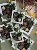 Boîte-cadeau pliable de luxe imprimée sur mesure en papier rigide Bac à fenêtre Avantage UV Matériaux recyclés pour l'emballage de chocolat sucré