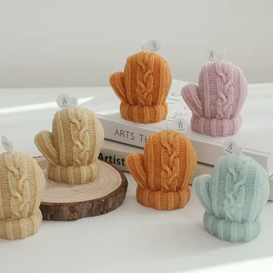 Bougie décorative artisanale en cire de soja de luxe, en forme de gant de Noël, pour la décoration ou comme cadeau - Product Image 6