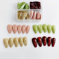 Lot de faux ongles magnétiques œil de chat 4 couleurs mélangées, scintillants, rouge bordeaux, vert, nude, forme amande, réutilisables, couvrance totale