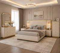 Ensemble de chambre d'hôtel de luxe contemporain, rembourré et doux, avec lit king-size, commode, miroir, table de chevet et rangement personnalisé, 4 pièces