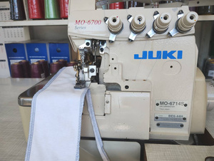 Máquina de Coser Overlock Industrial de Alta Velocidad JUK1 MO-6714S de 4 Hilos Usada - Product Image 4