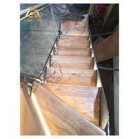 Escalier architectural à double poutre, plaques latérales découpées au laser, marches en chêne massif, système de main courante minimaliste