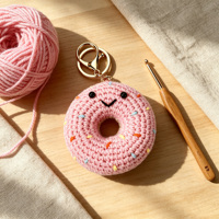 Kit d'artisanat DIY pour porte-clés lumineux pour adultes - Créez votre propre amigurumi en crochet en peluche coloré avec des matériaux écologiques et durables