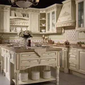 豪华实木罗马风格橱柜，带花岗岩台面和背面飞溅厨房橱柜，带金色把手