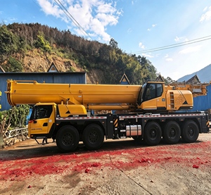 Grue sur camion de marque chinoise 90m, hauteur de levage 200 tonnes, équipée d'un moteur, d'une boîte de vitesses et d'un moteur électrique, moment de charge élevé XCA200G8-1 - Product Image 4