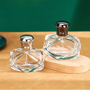 Elegante <span class=keywords><strong>Alien</strong></span> <span class=keywords><strong>Perfume</strong></span> Botellas de vidrio 30ml 50ml 100mL Diseño irregular con aleación Tapa de zinc Bomba Pulverizador OEM Embalaje personalizable - Product Image 2