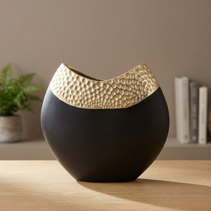 Vase de table sculpté moderne en métal noir avec bord texturé doré, design sculptural décoratif contemporain fait main - Product Image 1