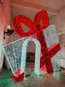 Boîte cadeau 3D avec lumières décoratives pour les centres de villégiature de luxe, les fêtes de Noël et les célébrations de vacances en plein air, pour une présentation nocturne. - Product Image 1