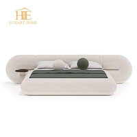 Lit king-size moderne italien de luxe, cadre en bois massif, lit double durable pour chambre de villa
