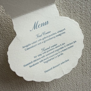 การ์ดเมนูงานแต่งงานรูปทรงเปลือกหอยแบบกำหนดเอง พิมพ์แบบ Letterpress บนกระดาษอาร์ตแบบนูน - Product Image 4