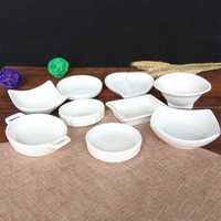 Assiettes en céramique blanches pures, design irrégulier, petites coupelles pour sauce soja, vinaigre, condiments, cornichons, pour restaurants et hôtels (vente en gros)