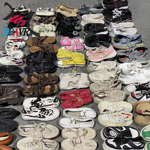 Stock de chaussures d'occasion, placement des chaussures sur les stands de rue, gestion des stocks de chaussures, liquidation des stocks de marques. - Product Image 3