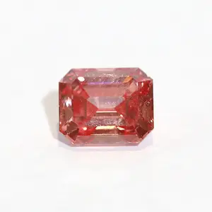 Diamant synthétique 1.0 ct de taille émeraude rose vif