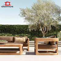 Ensemble de canapés d'extérieur en rotin et bois massif de style moderne et contemporain avec table basse pour une détente confortable dans le salon et l'appartement