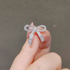 Nouvelle Broche Nœud Papillon Diamant Tendance, Exquise et Compacte, en Strass, Polyvalente pour Femme, pour Costume de Mariage, en Alliage Plaqué Or - Product Image 1