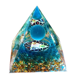 Pyramide en résine époxy avec pierres de cristal, ornement de bureau, verre œil-de-chat bleu, décoration d'intérieur, cadeau - Product Image 5