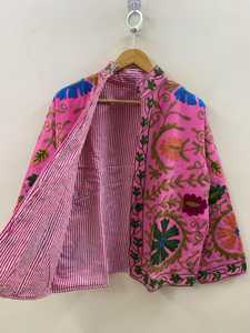 เสื้อแจ็คเก็ตบอมเบอร์กำมะหยี่พิมพ์ลายสัตว์สีชมพู ปักมือแบบซูซานี สไตล์วินเทจ โบโฮ เสื้อคลุมฤดูหนาว บุด้วยผ้าฝ้าย ของขวัญสำหรับเธอ จากอินเดีย - Product Image 1