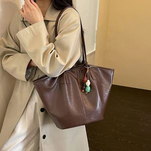 Sac fourre-tout grande capacité pour femme, texture douce, sac à bandoulière avec breloque, idéal pour le travail, le shopping, les voyages et l'usage quotidien - Product Image 6