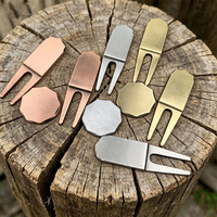 JY Nouveau design, réparateur de divots de golf en laiton couleur laiton avec logo gravé et bord biseauté, fourche à divots et marqueur de balle personnalisé en émail