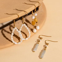 Boucles d'oreilles pendantes de luxe minimalistes en acier plaqué PVD 18 carats, anti-ternissement, avec perles de riz d'eau douce et pierres naturelles, cadeau idéal pour mariage et fêtes