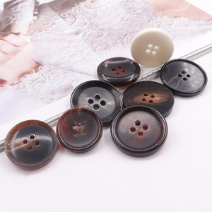 Bottoni in vera corno naturale a quattro fori, stile classico, di alta qualità, personalizzabili con logo, per abbigliamento, in vendita. - Product Image 2