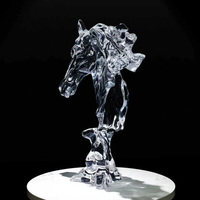 Sculpture de tête de cheval en résine transparente de luxe, aspect cristal clair, décoration de hall d'hôtel, statue d'animal d'art moderne