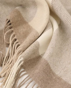 Poncho Largo Personalizado Transpirable con Textura de Espiga, Mezcla de Cachemira a Rayas Beige y Blancas, con Borlas Acabadas a Mano - Product Image 4