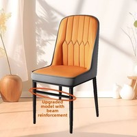 Chaise de salle à manger en similicuir gris raffiné avec coutures en losange, assise moelleuse et pieds à embouts dorés pour une salle à manger contemporaine