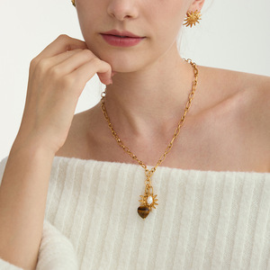 Collar con colgante de corazón de ojo de tigre y dije de sol, cadena dorada para mujer, uso diario - Product Image 3